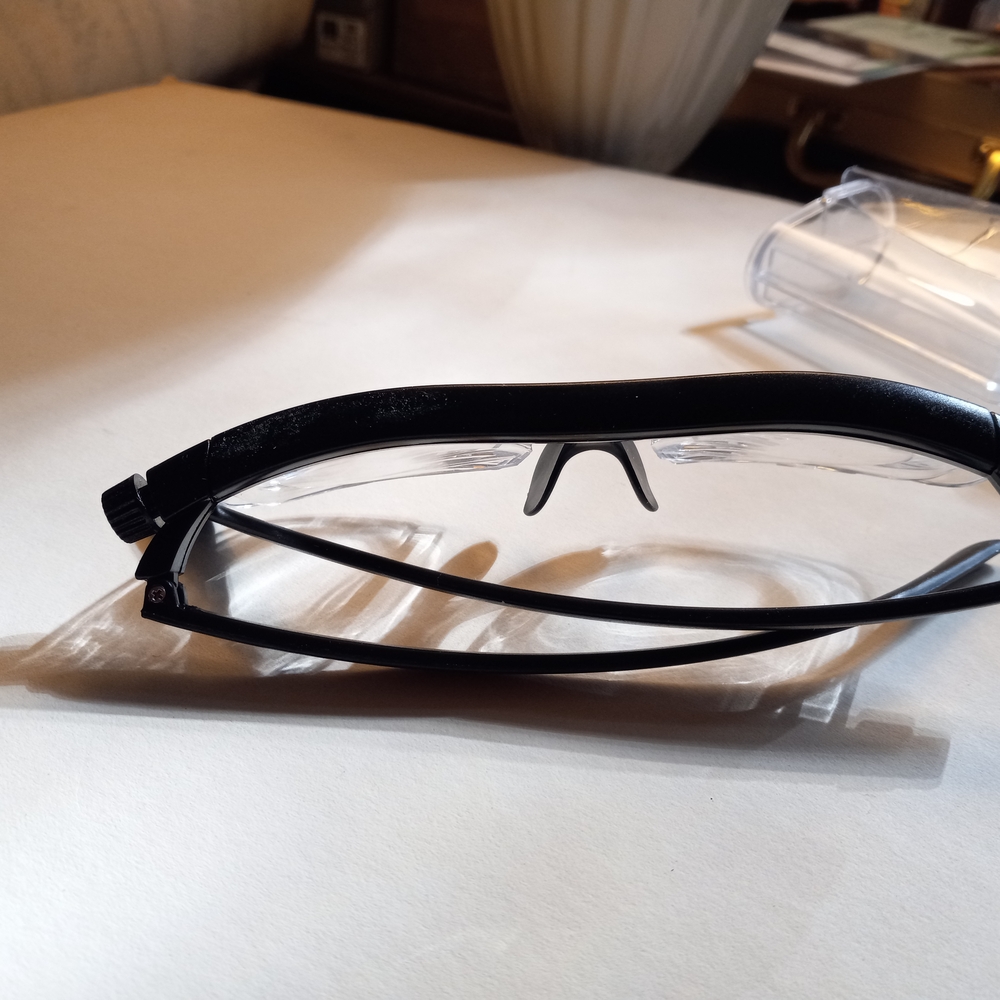 Futuristic Black Smart Glasses with Augmented Reality - Picture 2 of 5